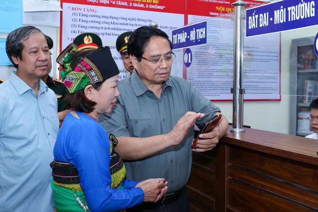 Thủ tướng Phạm Minh Chính kiểm tra chất lượng phục vụ người dân của Trung tâm Phục vụ hành chính công xã Bát Mọt - Ảnh: VGP/Nhật Bắc