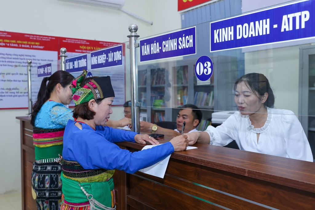 Người dân đến giải quyết thủ tục hành chính tại Trung tâm Phục vụ hành chính công xã Bát Mọt - Ảnh: VGP/Nhật Bắc