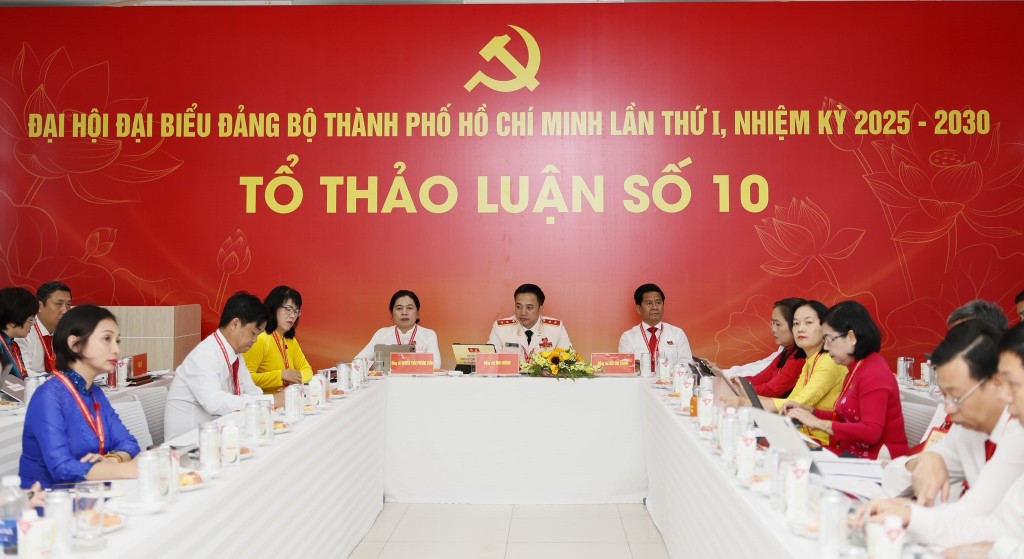 Trung tướng Mai Hoàng, Giám đốc Công an TP Hồ Chí Minh điều hành tổ thảo luận số 10
