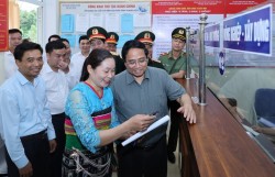 Thủ tướng kiểm tra trung tâm phục vụ hành chính công tại xã miền núi Thanh Hóa