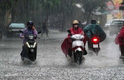 Hà Nội có mưa vừa và rải rác có dông, cục bộ có nơi mưa to