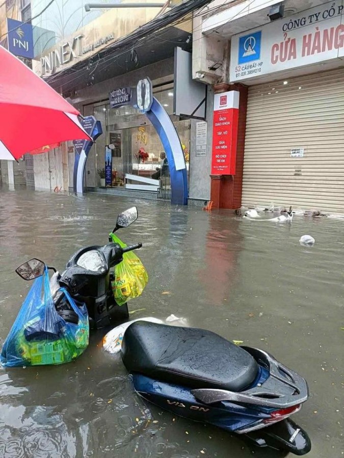 Khu vực phường Hà Phong, nước dâng cao khiến nhiều xe máy không thể di chuyển vì chết máy