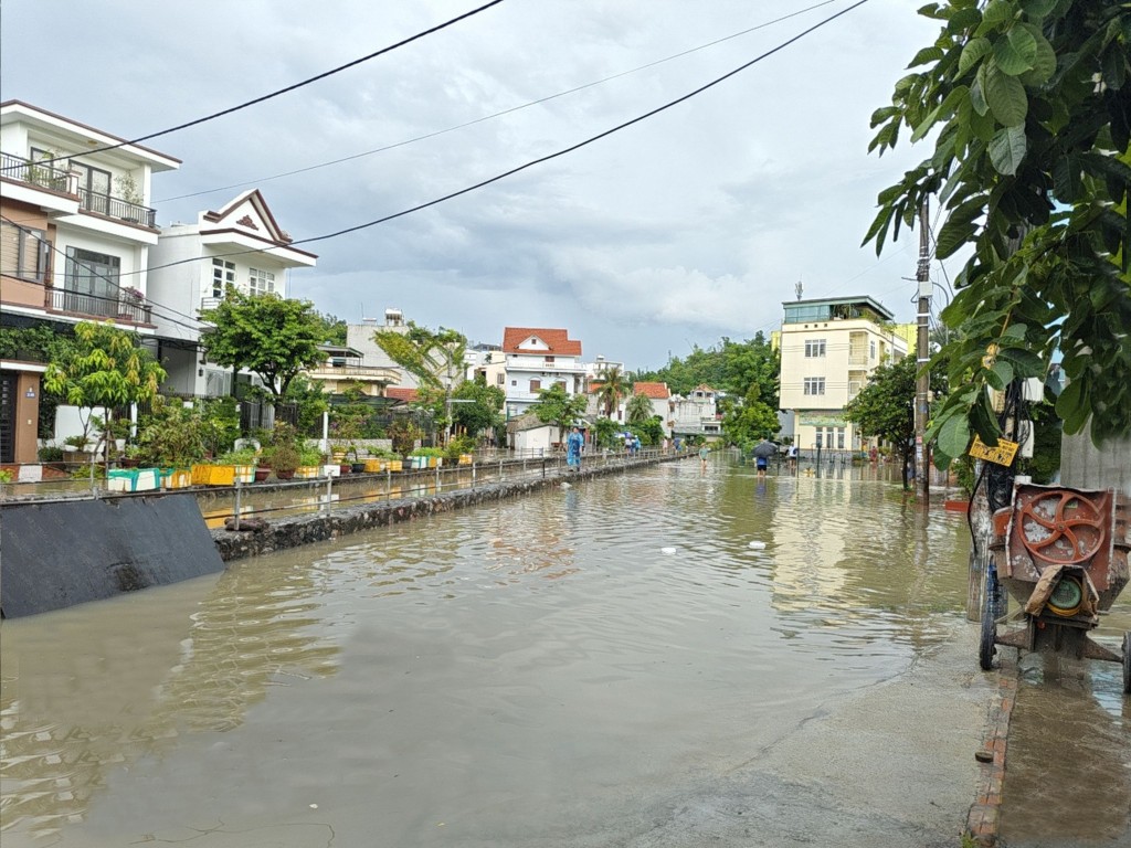Lượng mưa dồn dập khiến các rãnh cống thoát nước trở nên quá tải