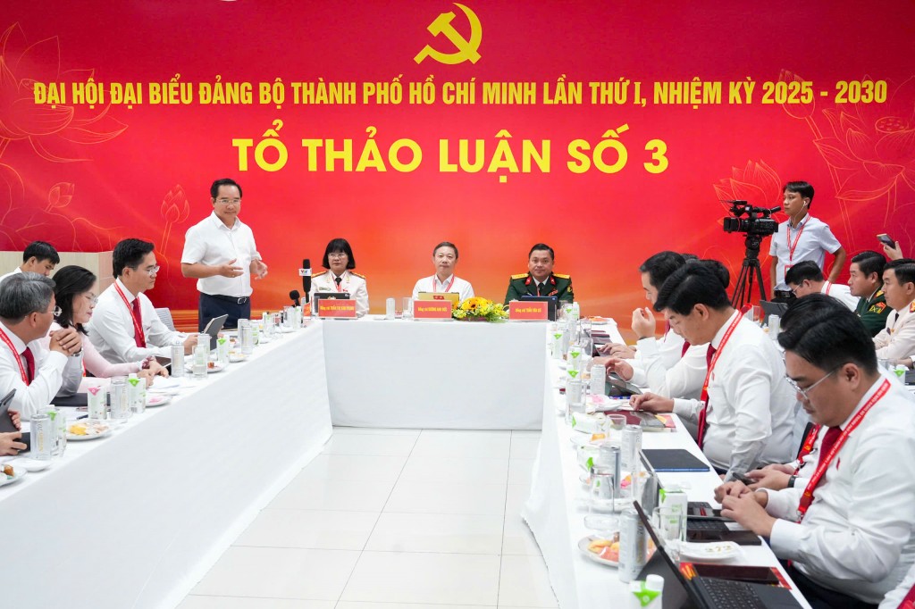 Chủ tịch UBND TP Hồ Chí Minh Nguyễn Văn Được điều hành tổ thảo luận số 3 (ảnh: Hữu Hạnh)