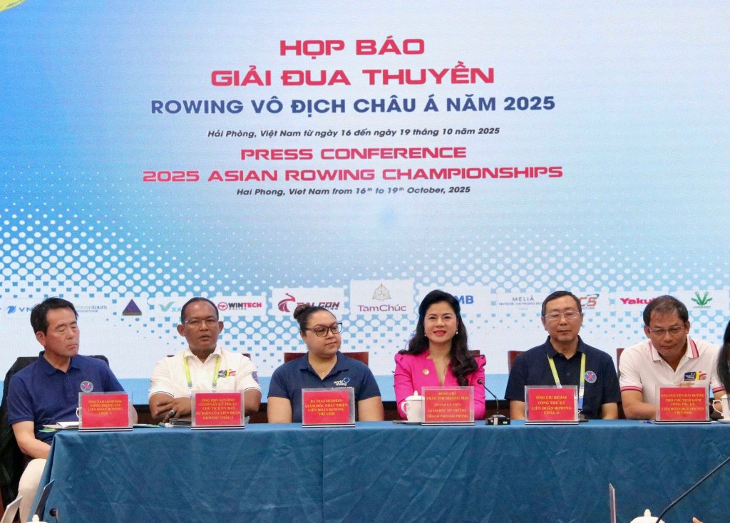 Các đại biểu quốc tế và trong nước tham dự họp báo công bố Giải Đua thuyền Rowing Vô địch châu Á năm 2025 tại thành phố Hải Phòng.