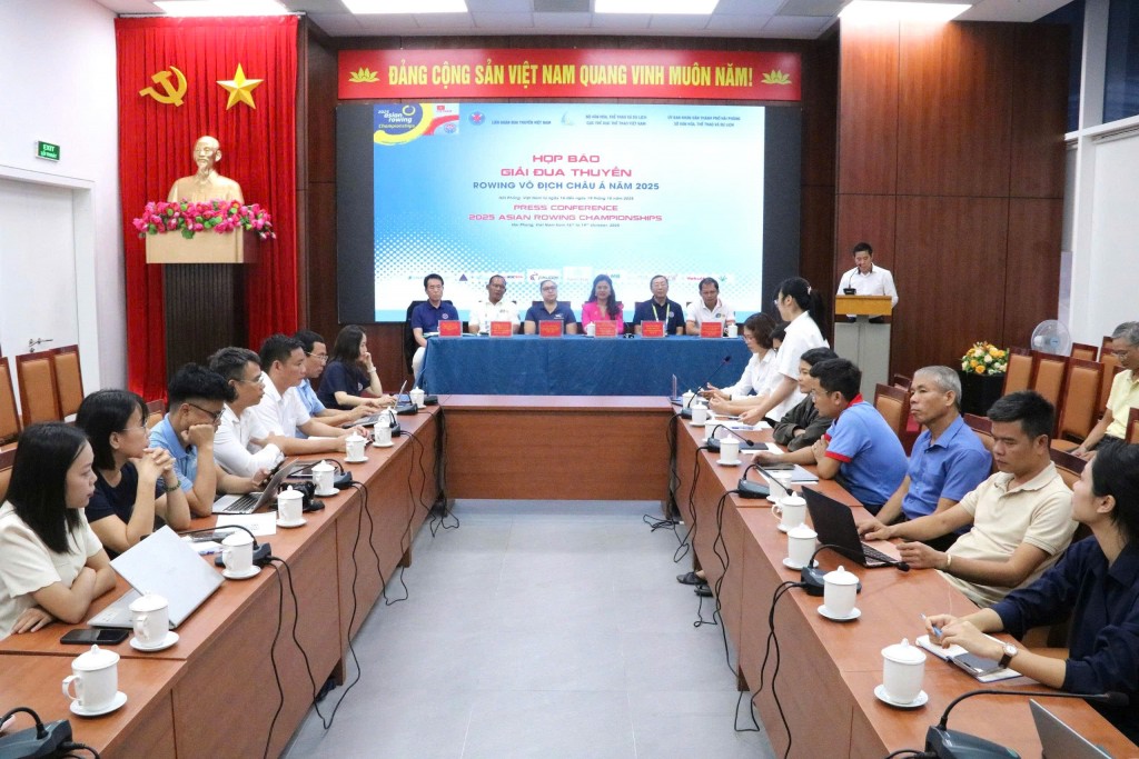 Quang cảnh buổi họp báo công bố Giải Đua thuyền Rowing Vô địch châu Á năm 2025 diễn ra tại thành phố Hải Phòng