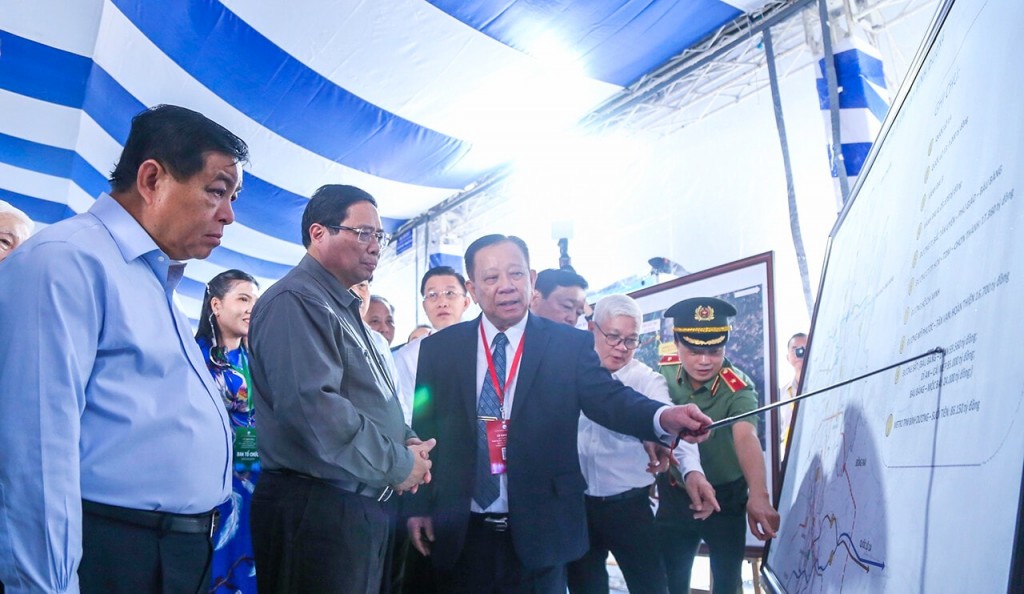 Ông Nguyễn Văn Hùng giới thiệu dự án cao tốc TP.HCM – Thủ Dầu Một – Chơn Thành, do Becamex đầu tư, với Thủ tướng Phạm Minh Chính.