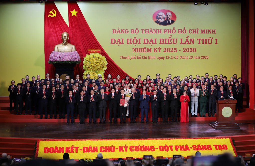 công bố và trao các quyết định của Bộ Chính trị, Ban Bí thư chỉ định Ban Chấp hành, Ban Thường vụ, Thường trực Thành ủy, Ủy ban Kiểm tra và Chủ nhiệm Ủy ban Kiểm tra Thành ủy; Quyết định chỉ định đại biểu của Đảng bộ thành phố dự Đại hội đại biểu toàn quốc lần thứ XIV của Đảng công bố và trao các quyết định của Bộ Chính trị, Ban Bí thư chỉ định Ban Chấp hành, Ban Thường vụ, Thường trực Thành ủy, Ủy ban Kiểm tra và Chủ nhiệm Ủy ban Kiểm tra Thành ủy; Quyết định chỉ định đại biểu của Đảng bộ thành phố dự Đại hội đại biểu toàn quốc lần thứ XIV của Đảng