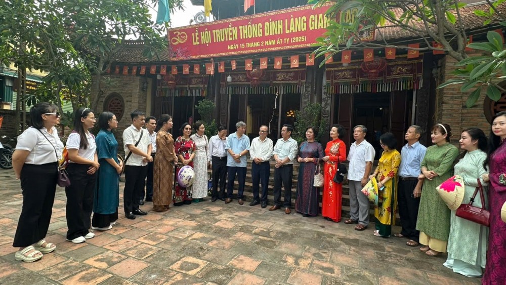 Đoàn công tác của Ủy ban Mặt trận Tổ quốc Việt Nam TP Hà Nội đã tổ chức buổi sinh hoạt chuyên đề trao đổi kinh nghiệm giữa Hội đồng Tư vấn Tổng hợp và Phân tích dư luận xã hội; Hội đồng Tư vấn Kinh tế, Hội đồng Tư vấn Văn hóa - Xã hội trực thuộc Ủy ban MTTQ Việt Nam TP Hà Nội tại xã Bát Tràng (Hà Nội).