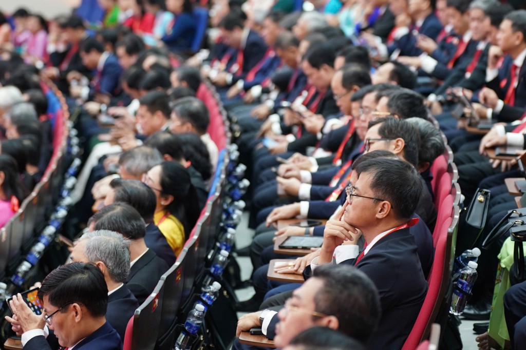 Các đaị biểu nghe tham luận tại đại hội Các đaị biểu nghe tham luận tại đại hội