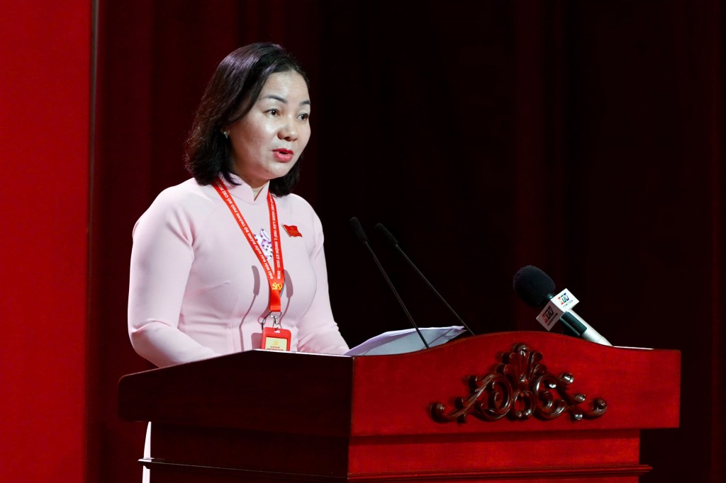 Đồng chí Trương Thị Bích Hạnh, Ủy viên Ban Thường vụ Thành ủy, Phó Chủ tịch Thường trực Ủy ban MTTQ Việt Nam TP Hồ Chí Minh trình bày tham luận