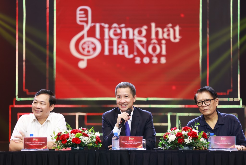 Ban Tổ chức giải đáp câu hỏi của các phóng viên tại buổi họp báo diễn ra sáng 15/10