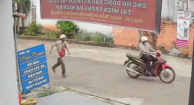 Hình ảnh camera ghi lại đối tượng cướp giật vé số của người bán dạo Hình ảnh camera ghi lại đối tượng cướp giật vé số của người bán dạo