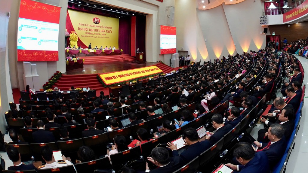 Quang cảnh phiên bế mạc sáng 15/10