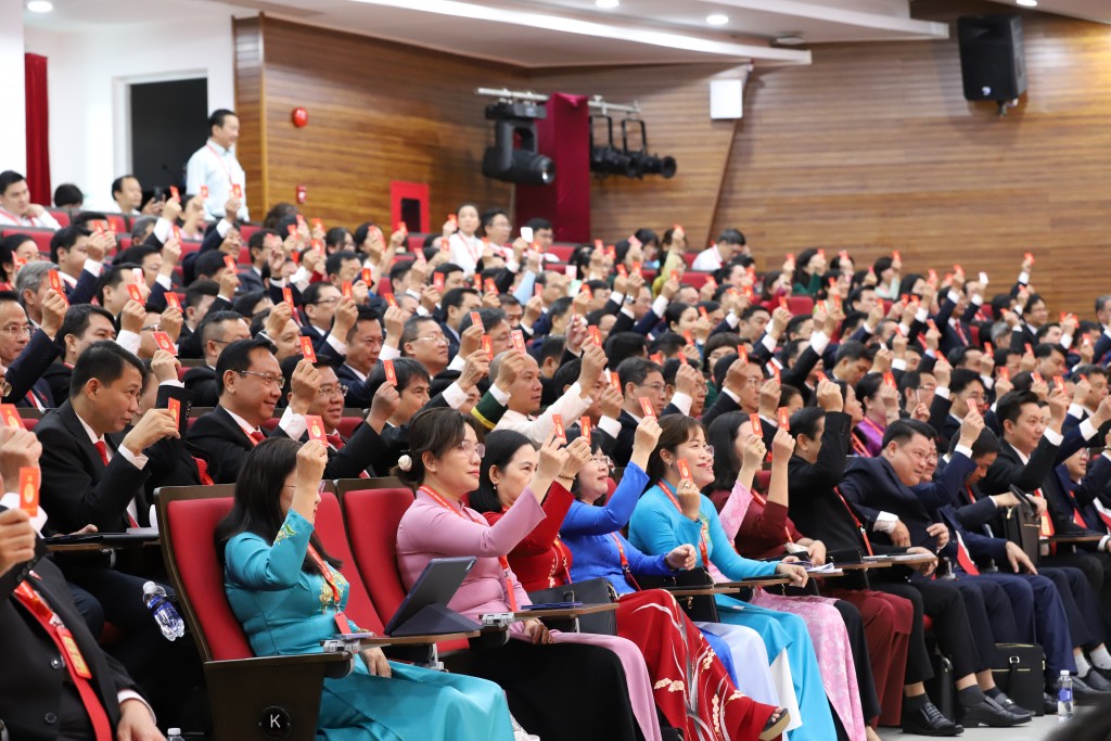 Đại biểu biểu quyết tại đại hội