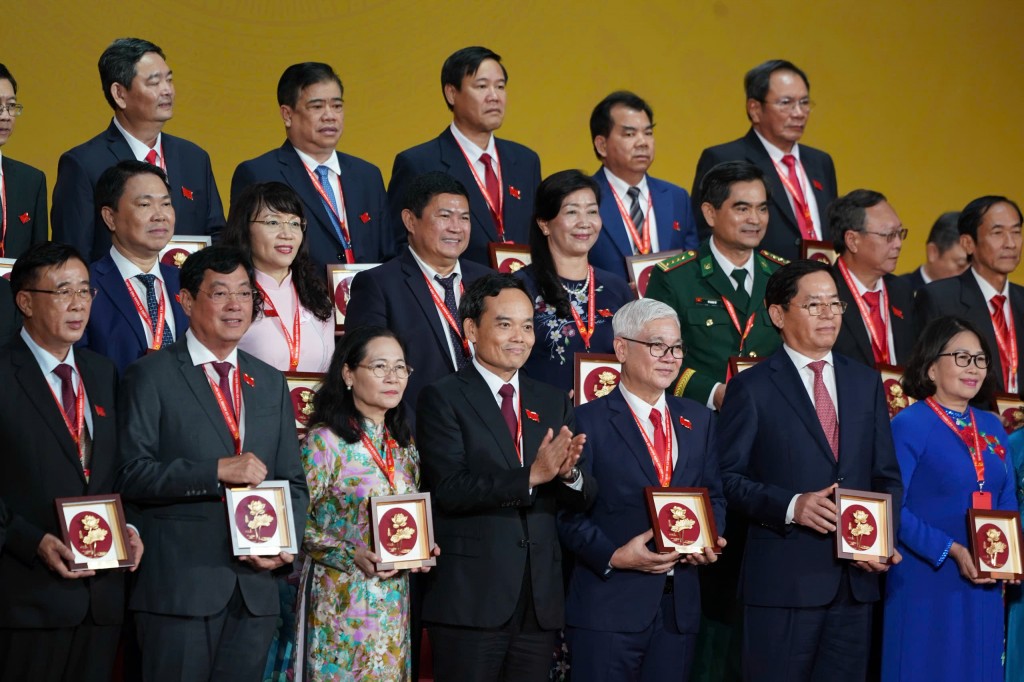 tặng quà tri ân các đồng chí Ủy viên Ban Chấp hành nhiệm kỳ 2020 - 2025 không tái cử hoặc nghỉ hưu