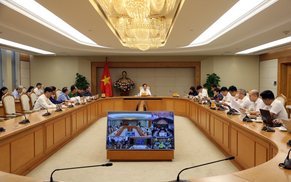 Phó Thủ tướng đề nghị cuộc họp tập trung làm rõ các nội dung cốt lõi: Sản phẩm cần đạt được của cơ sở dữ liệu đất đai; phương thức thực hiện... - Ảnh: VGP/Minh Khôi