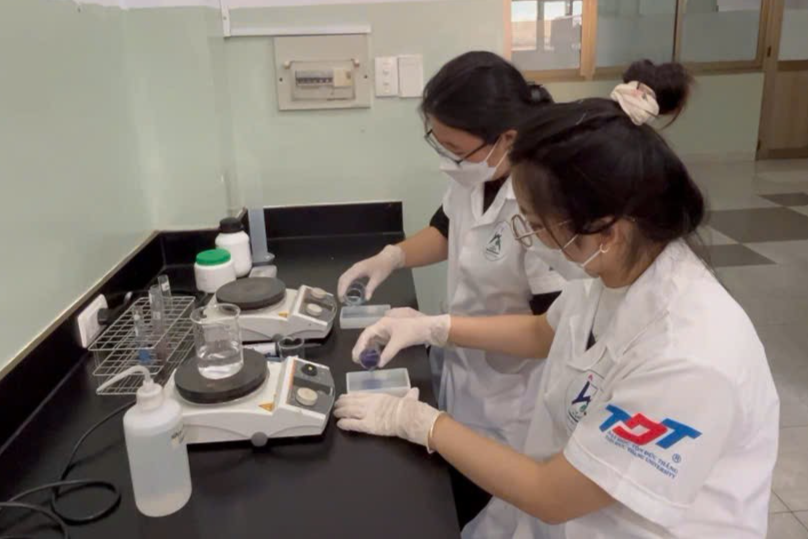 Nữ sinh tham gia nghiên cứu khoa học Nữ sinh tham gia nghiên cứu khoa học