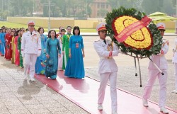 90 nữ đoàn viên công đoàn tiêu biểu báo công dâng Bác