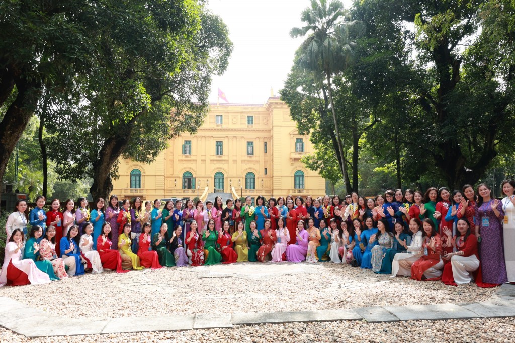 90 nữ đoàn viên công đoàn tiêu biểu báo công dâng Bác 90 nữ đoàn viên công đoàn tiêu biểu báo công dâng Bác