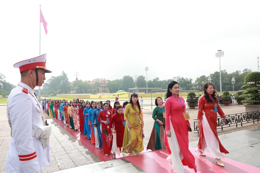 90 nữ đoàn viên công đoàn tiêu biểu báo công dâng Bác 90 nữ đoàn viên công đoàn tiêu biểu báo công dâng Bác