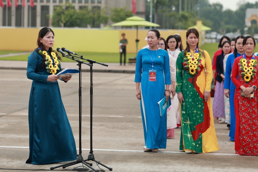 90 nữ đoàn viên công đoàn tiêu biểu báo công dâng Bác 90 nữ đoàn viên công đoàn tiêu biểu báo công dâng Bác