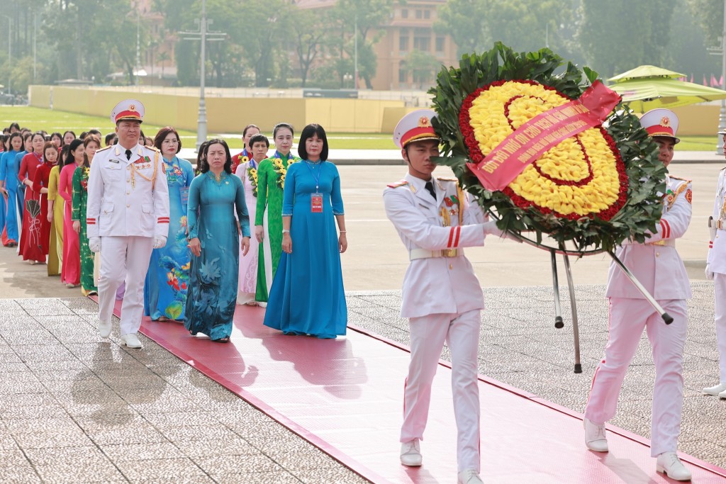90 nữ đoàn viên công đoàn tiêu biểu báo công dâng Bác 90 nữ đoàn viên công đoàn tiêu biểu báo công dâng Bác