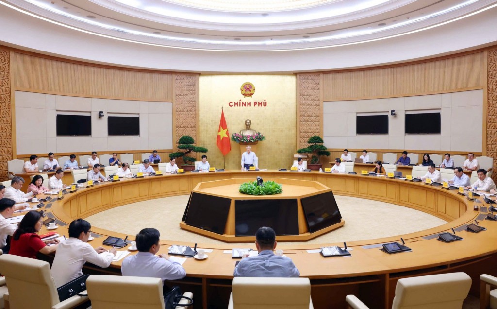 Phó Thủ tướng Thường trực Chính phủ Nguyễn Hòa Bình và các Phó Thủ tướng Chính phủ: Trần Hồng Hà, Mai Văn Chính đồng chủ trì cuộc họp nghiên cứu, xem xét hợp nhất 3 Chương trình mục tiêu quốc gia - Ảnh: VGP/Nguyễn Hoàng