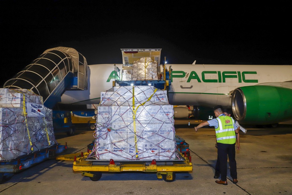 Tiếp nhận hàng viện trợ khẩn cấp của Australia cho người dân vùng lũ Bắc Ninh