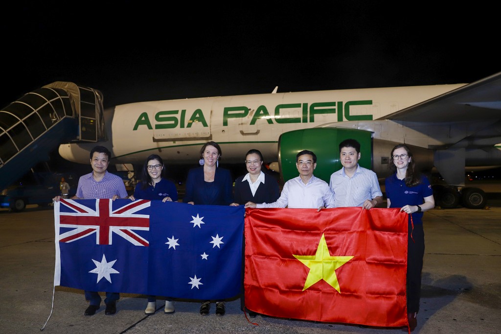 Tiếp nhận hàng viện trợ khẩn cấp của Australia cho người dân vùng lũ Bắc Ninh