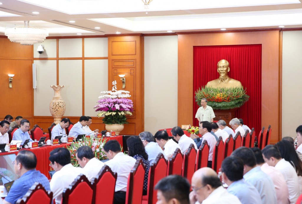 Tổng Bí thư lưu ý, tất cả các cơ quan, đơn vị, đặc biệt là người đứng đầu, phải nêu gương, chịu trách nhiệm trước Đảng, Nhà nước và trước nhân dân về việc triển khai các nhiệm vụ, đảm bảo hoàn thành mọi nhiệm vụ đúng hạn, đáp ứng được yêu cầu thực tiễn, mang lại hiệu quả - Ảnh: VGP/Nguyễn Hoàng