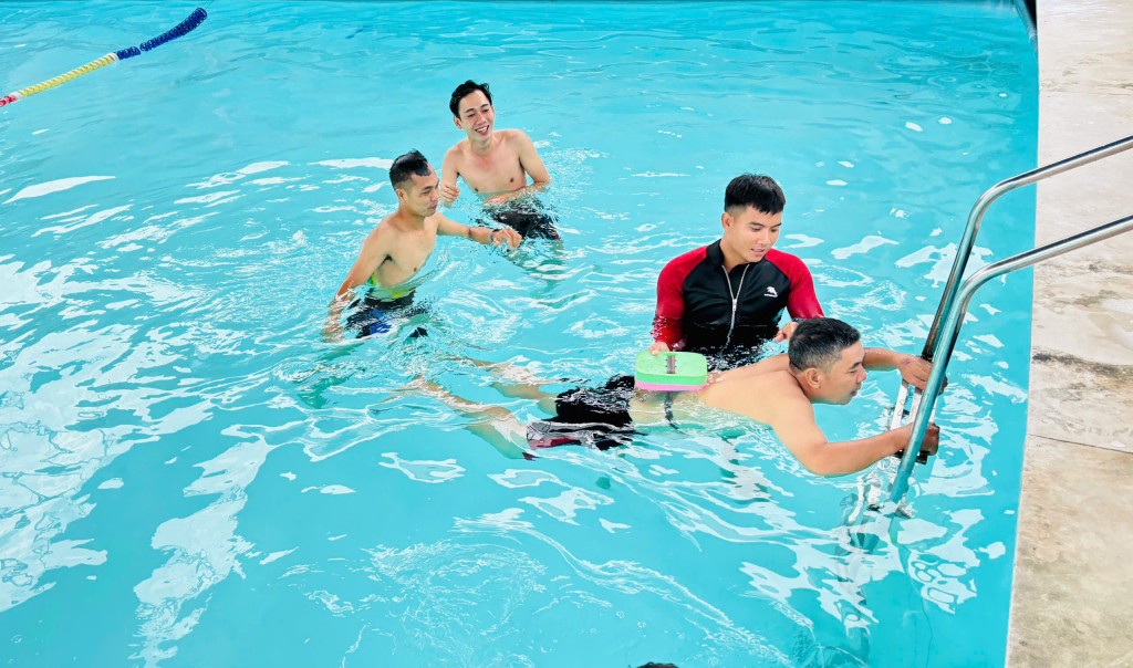 Không chỉ dừng lại ở thành tích, Vinh còn mở các lớp dạy bơi miễn phí cho người khuyết tật và hướng dẫn kỹ năng sinh tồn dưới nước cho trẻ nhỏ