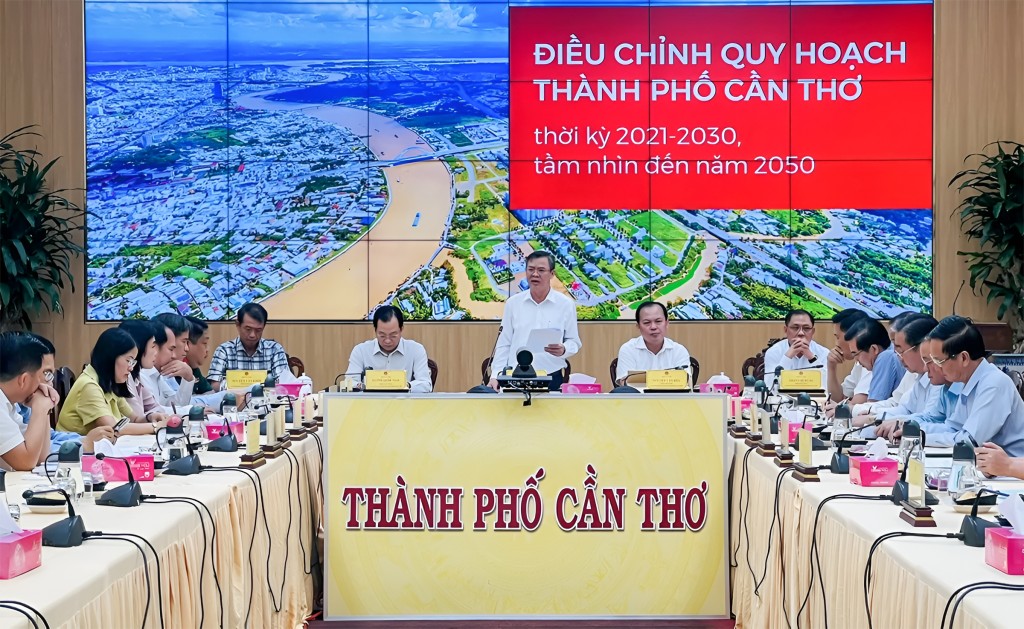 Phó Bí thư Thành ủy, Chủ tịch UBND TP Cần Thơ Trương Cảnh Tuyên phát biểu chỉ đạo cuộc họp.