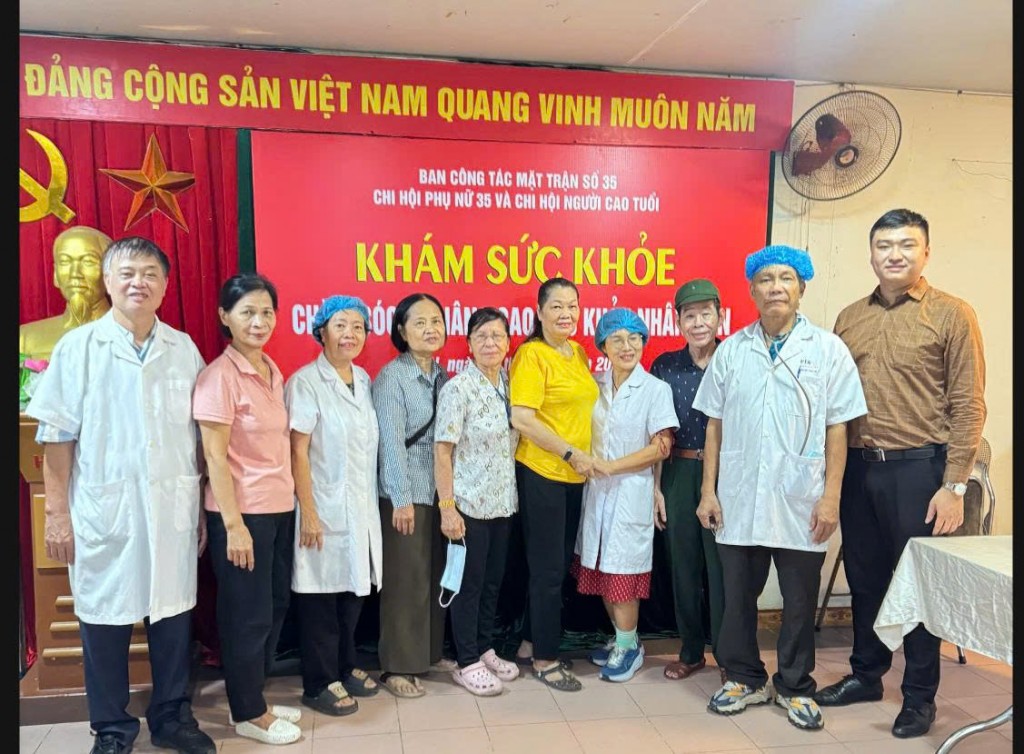 Các y, bác sĩ cùng Ban công tác Mặt trận số 35 và Chi hội Người cao tuổi, Chi hội Phụ nữ khu dân cư chụp ảnh lưu niệm sau buổi khám sức khỏe cộng đồng.