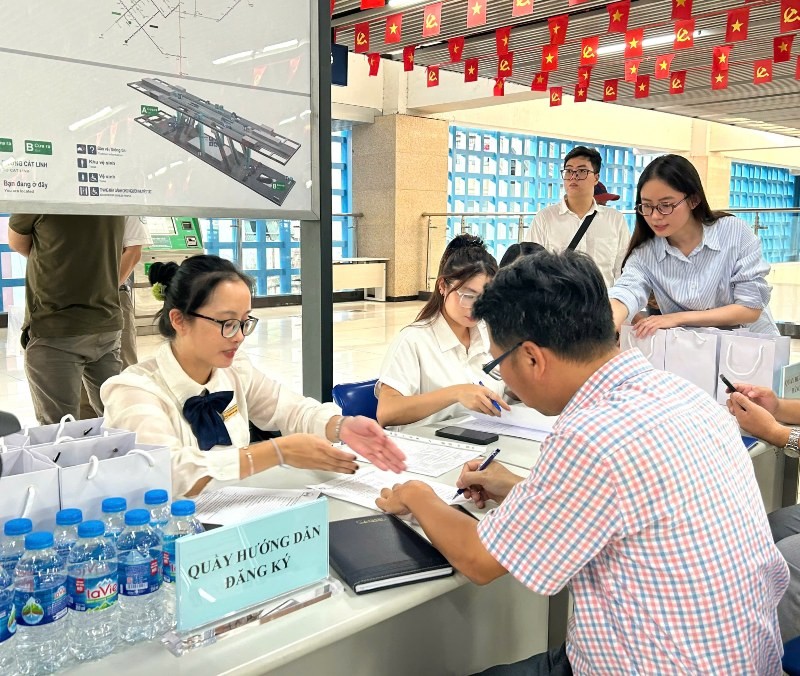 Nhân viên Hà Nội Metro hướng dẫn hành khách đăng ký tham gia Chương trình thử nghiệm giải pháp định danh, xác thực điện tử và nhận diện sinh trắc học tại ga Cát Linh – tuyến đường sắt đô thị số 2A.