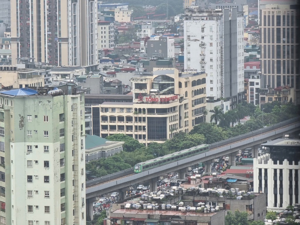 Tuyến đường sắt đô thị Cát Linh – Hà Đông len qua những khu phố sầm uất của Thủ đô, góp phần giảm ùn tắc và khói bụi, mang đến diện mạo giao thông hiện đại cho Hà Nội.