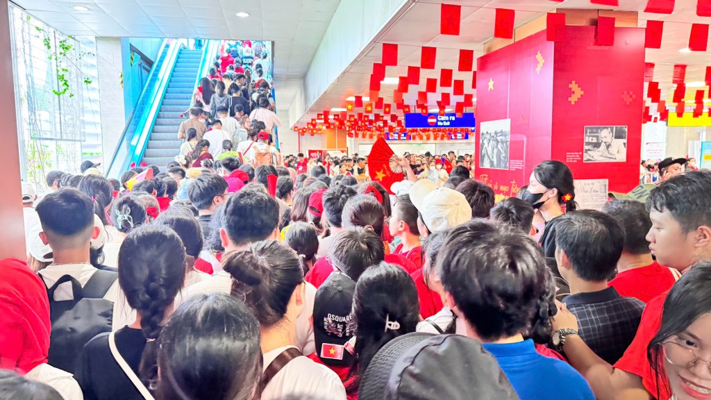 Hành khách nô nức di chuyển tại nhà ga trong dịp cao điểm – hình ảnh quen thuộc cho thấy sức hút ngày càng lớn của tàu điện Hà Nội với người dân, đặc biệt là giới trẻ.