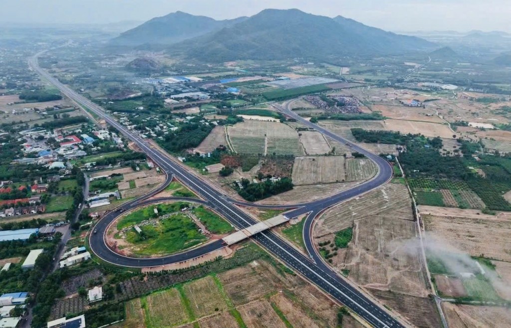 Hạ tầng đồng bộ tạo động lực bứt phá kinh tế biển