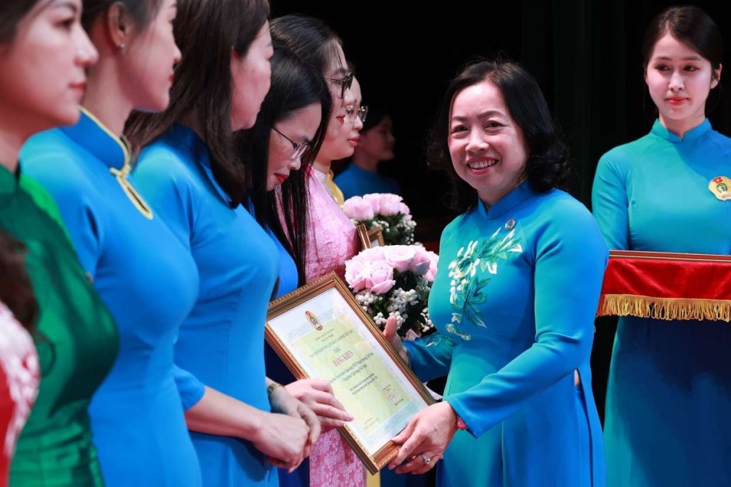 Phát huy truyền thống vẻ vang, kiên cường của nữ đoàn viên, người lao động Phát huy truyền thống vẻ vang, kiên cường của nữ đoàn viên, người lao động