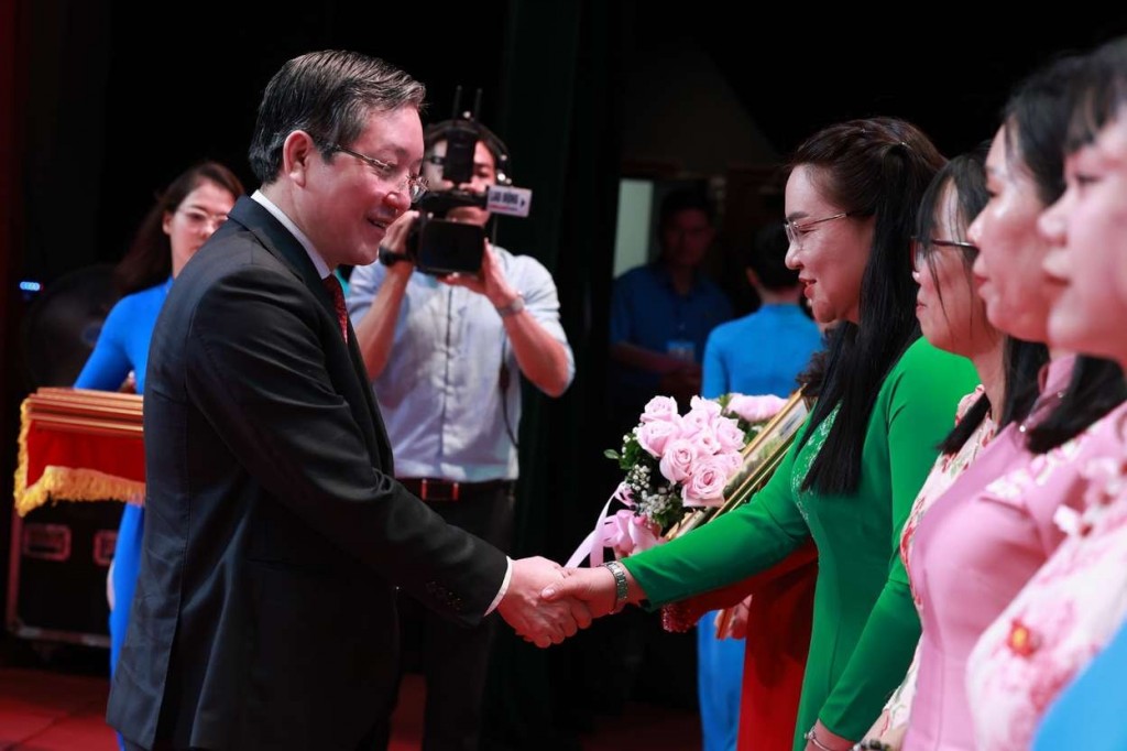 Phát huy truyền thống vẻ vang, kiên cường của nữ đoàn viên, người lao động Phát huy truyền thống vẻ vang, kiên cường của nữ đoàn viên, người lao động