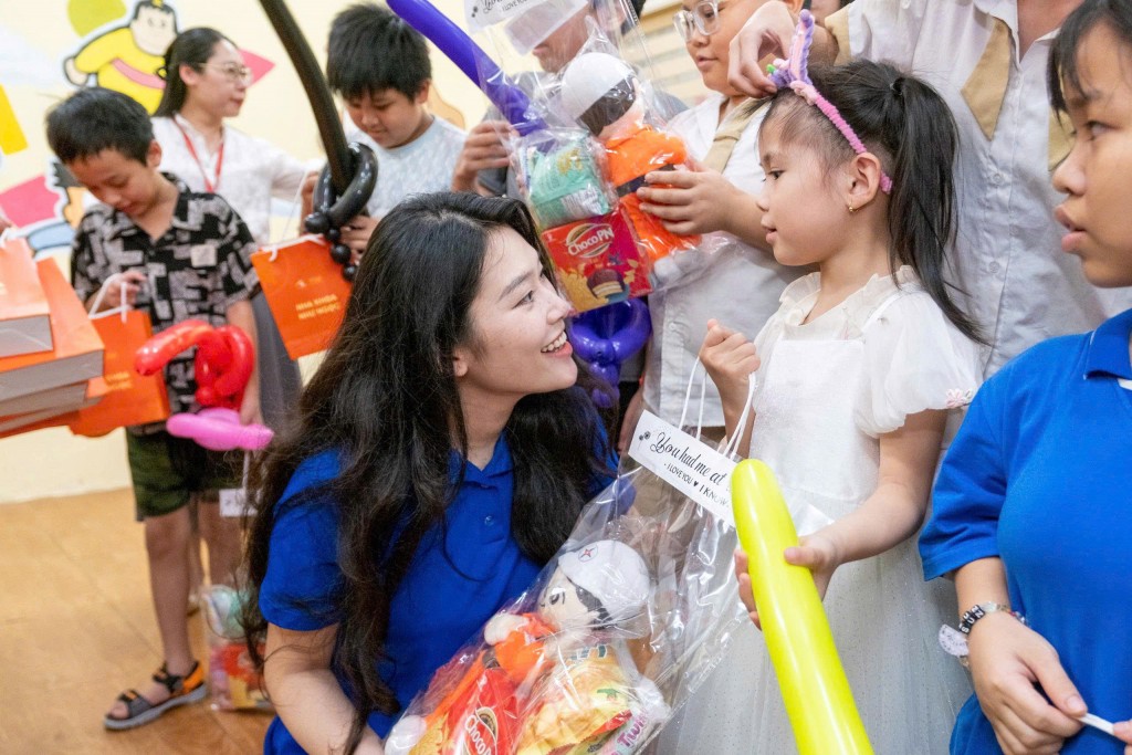 Bí thư đoàn phường Đống Đa Nguyễn Mai Anh trao quà tới các em nhỏ