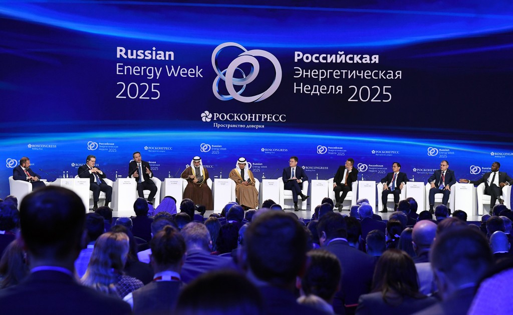 Phó Thủ tướng Chính phủ Bùi Thanh Sơn tham dự Diễn đàn Năng lượng là nền tảng của hoà bình, phát triển