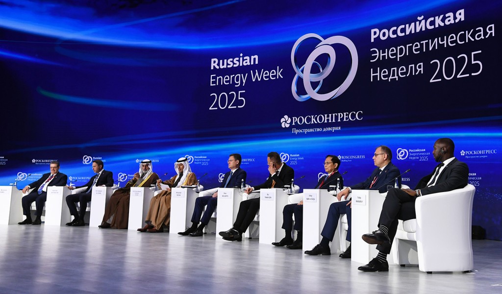 Phó Thủ tướng Bùi Thanh Sơn giải đáp vấn đề được các đại biểu quan tâm là kế hoạch của Chính phủ Việt Nam liên quan đến việc mở rộng hạ tầng và nâng cao năng lực kỹ thuật để tiếp nhận LNG - Ảnh: VGP/Hải Minh Phó Thủ tướng Bùi Thanh Sơn giải đáp vấn đề được các đại biểu quan tâm là kế hoạch của Chính phủ Việt Nam liên quan đến việc mở rộng hạ tầng và nâng cao năng lực kỹ thuật để tiếp nhận LNG - Ảnh: VGP/Hải Minh