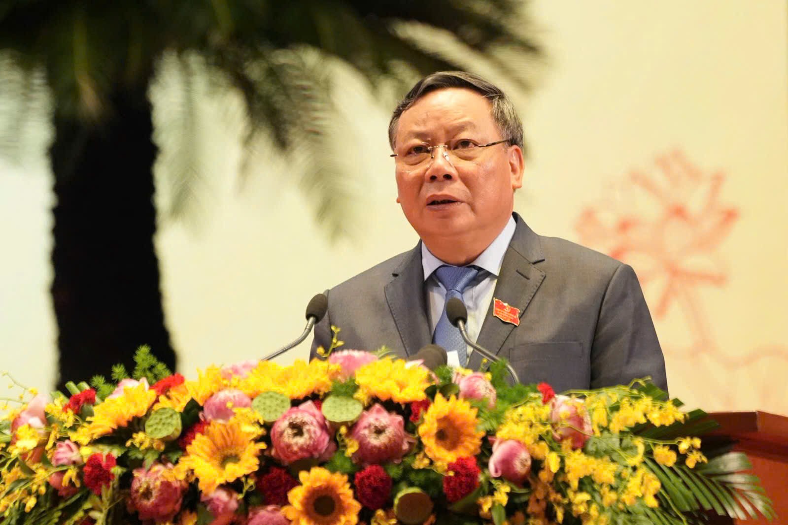 hó Bí thư Thường trực Thành uỷ Nguyễn Văn Phong thay mặt Đoàn Chủ tịch, trình bày tóm tắt Báo cáo chính trị