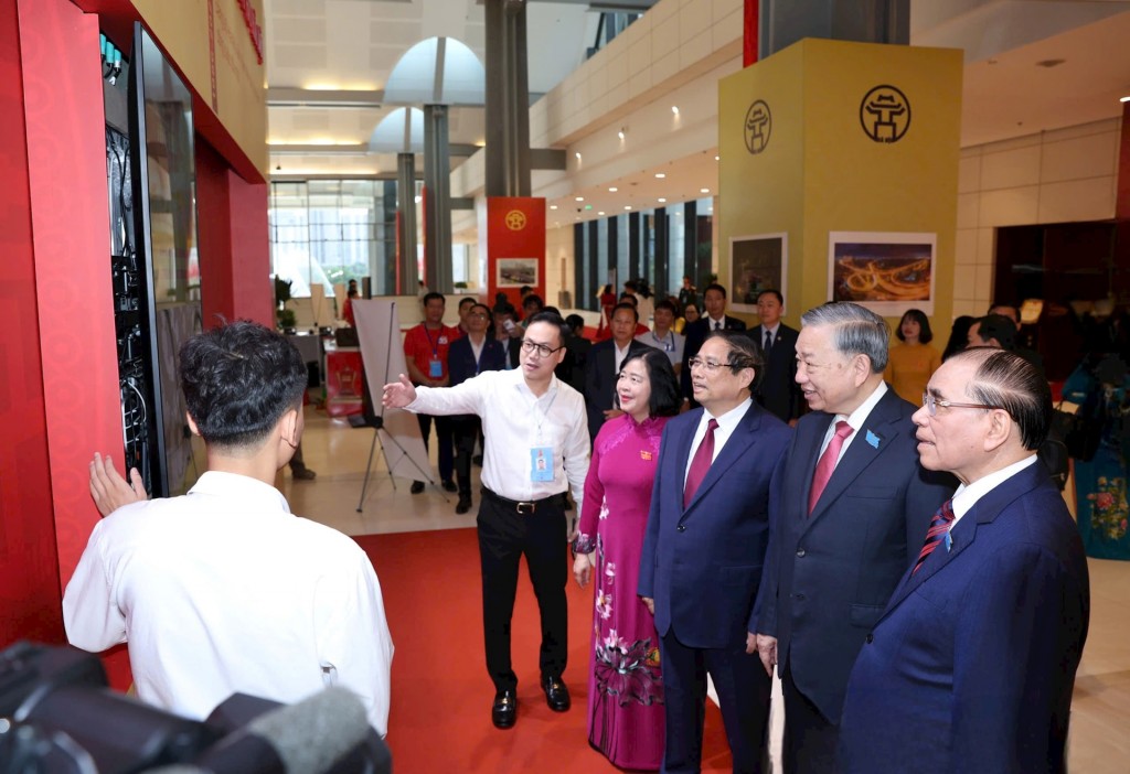 Tổng Bí thư Tô Lâm, nguyên Tổng Bí thư Nông Đức Mạnh, Thủ tướng Chính phủ Phạm Minh Chính và Bí thư Thành ủy Hà Nội Bùi Thị Minh Hoài trải nghiệm các ứng dụng chuyển đổi số tại Đại hội.