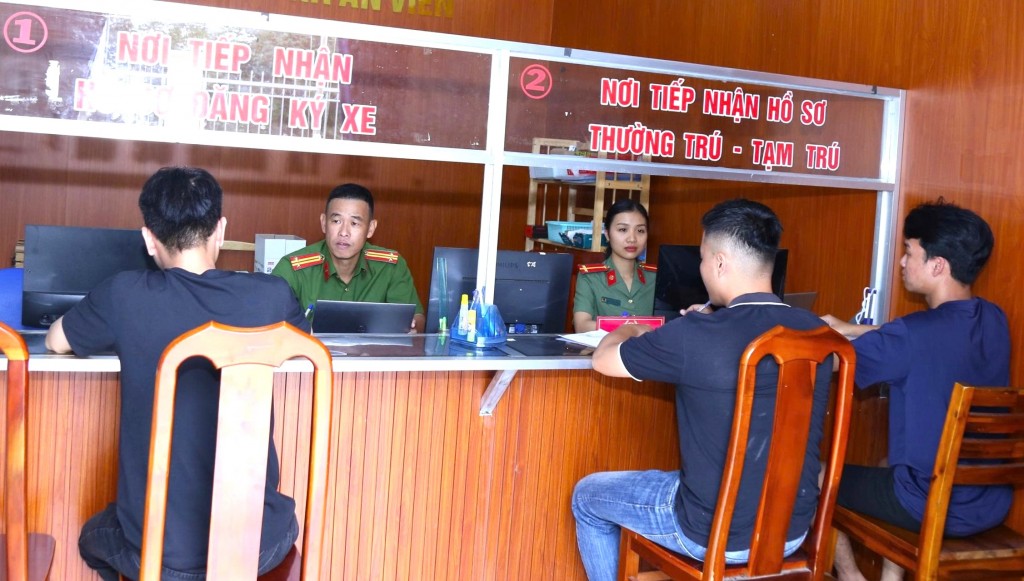 Cán bộ Công an tỉnh Đồng Nai tập trung giải quyết thủ tục cho người dân
