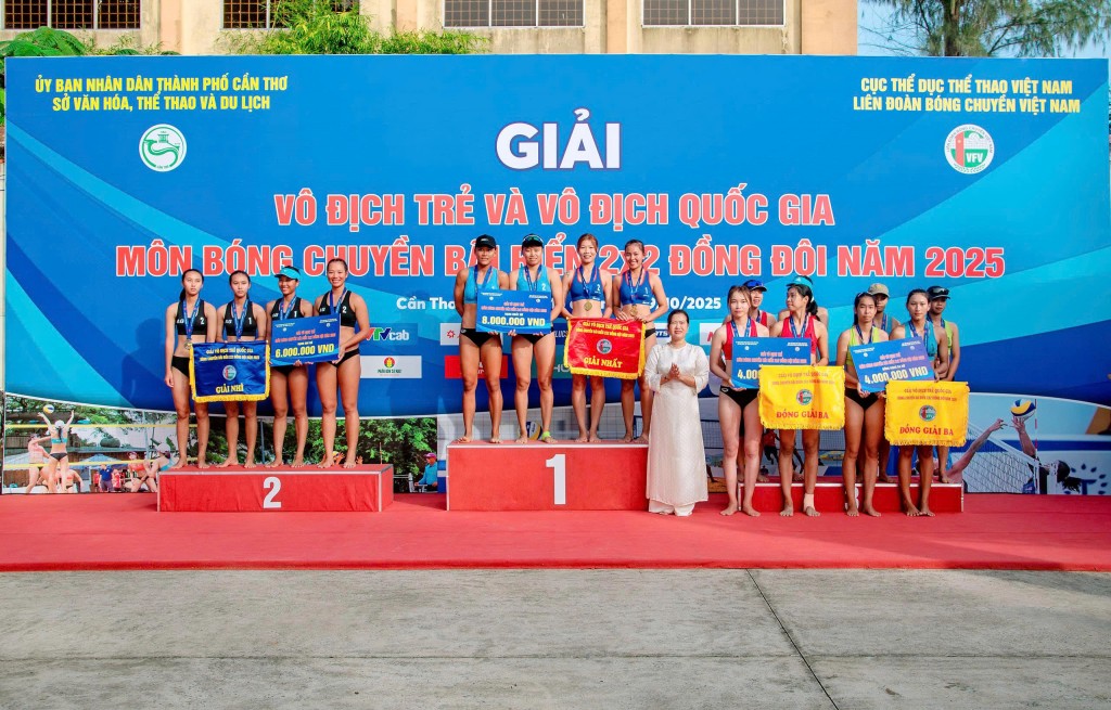 Ban tổ chức trao giải cho các đội đạt thành tích cao ở nội dung Giải vô địch trẻ quốc gia 2x2, thuộc Giải bóng chuyền bãi biển toàn quốc do Sở Văn hóa, Thể thao và Du lịch Cần Thơ phối hợp Liên đoàn Bóng chuyền Việt Nam tổ chức.