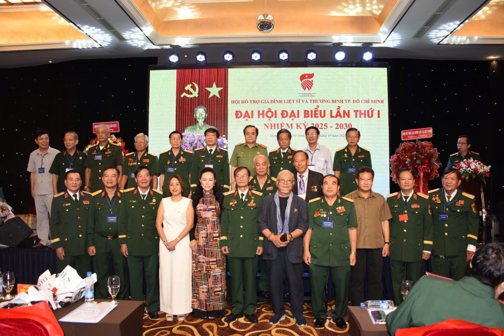 Các đại biểu chụp hình lưu niệm