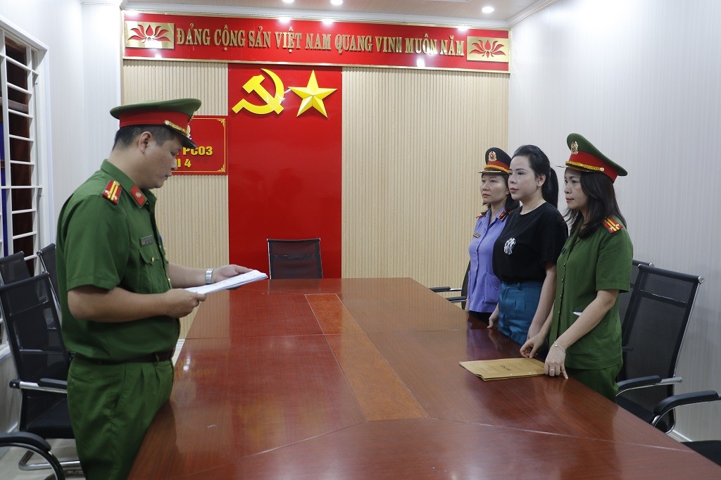 Cơ quan Cảnh sát điều tra Công an tỉnh Nghệ An đọc lệnh khởi tố vụ án, khởi tố bị can và bắt tạm giam đối với Phùng Thị Thu Hiền