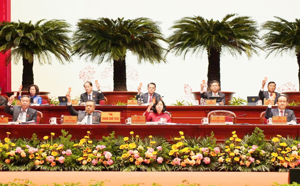 Các đại biểu biểu quyết thông qua số lượng Ủy viên Ban Chấp hành Đảng bộ TP khóa XVIII, nhiệm kỳ 2025-2030 gồm 75 đồng chí